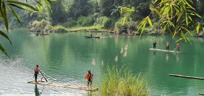 Tìm thấy 3 nạn nhân, còn 1 học sinh mất tích trong vụ lật thuyền trên sông Gâm: Tính tới đêm 7/10, lực lượng tìm kiếm đã tìm được 3/4 nạn nhân bị mất tích trong vụ 8 học sinh trèo thuyền qua sông Gâm thuộc địa phận thị trấn Yên Phú, huyện Bắc Mê, tỉnh Hà Giang gặt lúa giúp gia đình bạn thì bị tai nạn.