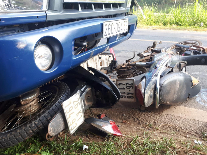 Thời điểm trên, 2 xe máy mang BKS: 26K8-4116 và 26K1-194.93 cùng lưu thông hướng Hà Nội – Sơn La do không làm chủ tốc độ đã va chạm với xe tải BKS: 26C-094.53 đang lưu thông ngược chiều.