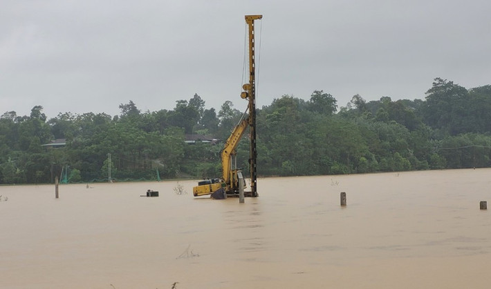 Mưa lớn, nước lũ dâng cao, một số máy móc thiết bị thi công dự án kênh mương thủy lợi Ngàn Trươi bị ngập sâu trong nước. (Ảnh Kinh tế Đô thị).