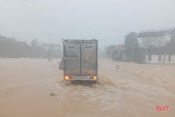 Nước cũng gây ngập tuyến Tỉnh lộ 3 TP Hà Tĩnh - Hương Khê đoạn qua cây xăng Phúc Đồng. (Ảnh Báo Hà Tĩnh).