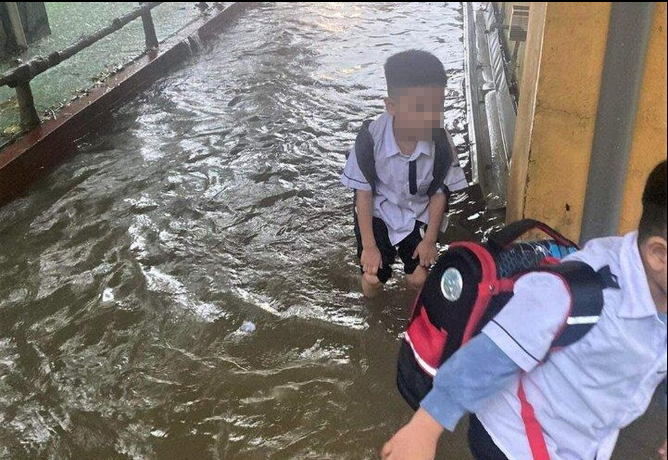 Ngày 30/10, ông Lê Văn Hợp - Giám đốc Trung tâm GDNN - GDTX huyện Hương Khê (Hà Tĩnh) cho biết, mưa lớn khiến nhiều tuyến đường bị ngập sâu, một khoảng tường rào của nhà trường bị đổ sập đè lên chân nữ sinh lớp 12. Do đường ngập nước, một số học sinh được phụ huynh đón về, toàn bộ học sinh còn lại phải ở lại Trung tâm. Nhà trường đã liên hệ, thông báo với phụ huynh. Còn nữ sinh bị thương đã được đưa đi bệnh viện. (Ảnb VTC)