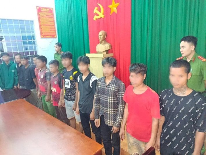 Đánh người vì mâu thuẫn ở sân bóng: Ngày 30/10, Công an tỉnh Gia Lai thông tin, Công an huyện Đức Cơ đã khởi tố bị can, bắt tạm giam đối với 11 đối tượng để điều tra về tội "Giết người". Trước đó, ngày 23/7, Siu Đ. (SN 2009), R.M.P cùng trú tại xã Ia Lang, R.M.H (trú tại xã Ia Din) và một số thanh niên đi đá bóng tại một sân bóng trên địa bàn xã Ia Lang, huyện Đức Cơ thì xảy ra mâu thuẫn. Sau đó, Siu Đ. đã rủ một nhóm thanh niên mang theo dao, gậy, mũ bảo hiểm đi tìm P. rồi đánh vào vùng đầu, mặt và tay P. gây thương tích tổn hại 10% sức khỏe, đánh H. gây thương tích tổn hại 33% sức khỏe.