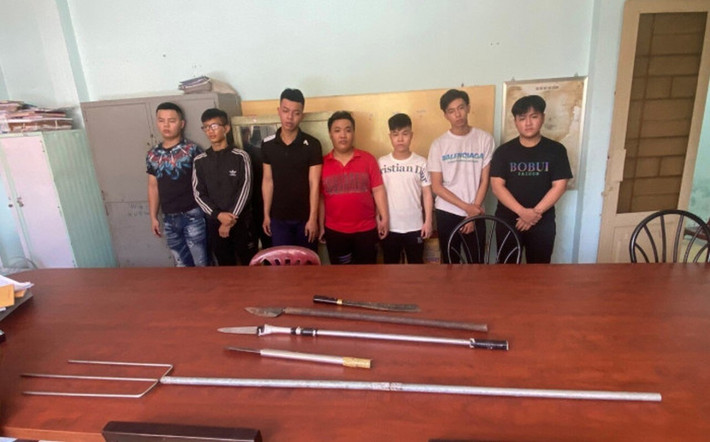 2 nhóm thanh niên dùng đao chém nhau vì mâu thuẫn khi đá bóng: Ngày 21/4/2022, Công an quận 4, TP HCM đã ngăn chặn kịp thời 2 nhóm thanh, thiếu niên mang theo hung khí suýt hỗn chiến trên địa bàn. Trước đó trong lúc đá bóng (18/4), giữa nhóm của M. và 1 đối tượng có tên gọi là Ba Chó xảy ra mâu thuẫn nên 2 nhóm đã mang đao, 3 chĩa, dao phóng lợn hỗn chiến.