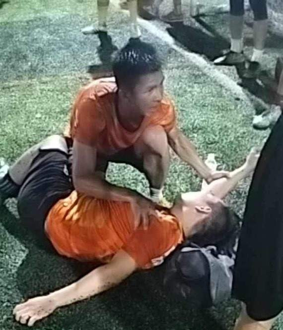 Bị cắn rách tai vì mâu thuẫn khi đá bóng 'phủi': Chiều 5/9, tại sân bóng 79, phường Phước Long B, TP Thủ Đức, TP HCM, đội bóng anh T và anh Phạm Gia Q có nhờ chủ sân “cáp kèo” đá bóng giao lưu với một đội khác. Trong lúc đá bóng, vì cho rằng đội bạn đá bạo lực với anh Q nên anh T có nói “chơi xấu quá”. Lúc này, cầu thủ bên đối phương đã nhào vào đánh, Q bị cắn rách tai, T bị đánh đến ngất xỉu và được đưa vào bệnh viện cấp cứu.