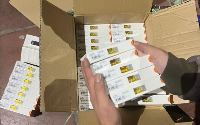 Thu giữ lô hàng thuốc lá điện tử không nguồn gốc 3,7 tỷ đồng: Ngày 27/12, Cục Quản lý thị trường TP Hà Nội cho biết, đội Quản lý thị trường số 17 phối hợp với Đội 4, Phòng Cảnh sát kinh tế, Công an TP. Hà Nội tiến hành kiểm tra xe ô tô biển kiểm soát 29C-926.xx đang đỗ trước cửa tòa nhà Bea Sky, đường Nguyễn Xiển, phường Đại Kim, quận Hoàng Mai. Qua kiểm tra, cơ quan chức năng phát hiện 8.957 sản phẩm máy hút thuốc lá điện tử và phụ kiện có nhãn mác thể hiện do nước ngoài sản xuất, hàng hóa không rõ chất lượng. Chủ xe tải không xuất trình được hóa đơn chứng minh nguồn gốc của lô hàng này. Theo ước tính, tổng giá trị của lô hàng khoảng 3,7 tỷ đồng.