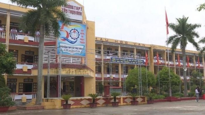 Nam sinh lớp 10 bị bạn đâm trọng thương trong giờ ra chơi: Ngày 27/12, một lãnh đạo Công an huyện Thái Thụy (tỉnh Thái Bình) cho biết đơn vị đang điều tra vụ việc 1 nam học sinh lớp 10 Trường THPT Tây Thụy Anh dùng vật nhọn đâm trúng vùng ngực của bạn học, khiến nạn nhân trọng thương. Trước đó, vào giờ ra chơi ngày 26/12, nam sinh L.Q.T. của Trường THPT Tây Thụy Anh bất ngờ dùng vật nhọn đâm vào vùng ngực của nam sinh L.V.K. (học cùng trường) khiến nạn nhân trọng thương.