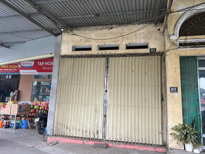 Ngày 24, 25, 26/2, cháu Đ được gia đình đưa đến lớp giao cho An trông giữ. Đến 9h30 ngày 26/2, cháu Đ khóc thì bị An dùng chân đạp vào bụng. Khi cháu Đ bất tỉnh thì An gọi gia đình đến cùng đưa cháu Đ đi cấp cứu tại Trạm y tế xã Vạn Điểm. Tiếp đó, y tá yêu cầu đưa cháu đi viện nên gia đình đã chuyển cháu Đ đến Bệnh viện Nông nghiệp I rồi được chuyển đến Bệnh viện nhi T.Ư. Các bác sĩ tích cực điều trị đến 17h ngày 1/3, Bệnh viện nhi T.Ư trả về. Đến 19h ngày 2/3, cháu Đ tử vong.