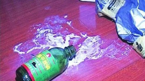 Lên tới nơi, các điều tra viên nhận được thông tin, Hiền được người nhà đưa đi cấp cứu ở bệnh viện vì ngộ độc thuốc trừ sâu. Chi tiết này bất ngờ trùng khớp với vỏ chai thuốc mà Công an Bắc Giang thu giữ tại hiện trường chị P bị sát hại. Sau khi qua khỏi cơn nguy kịch, Hiền được đưa về trụ sở công an để làm việc. (Ảnh minh hoạ, nguồn Internet)
