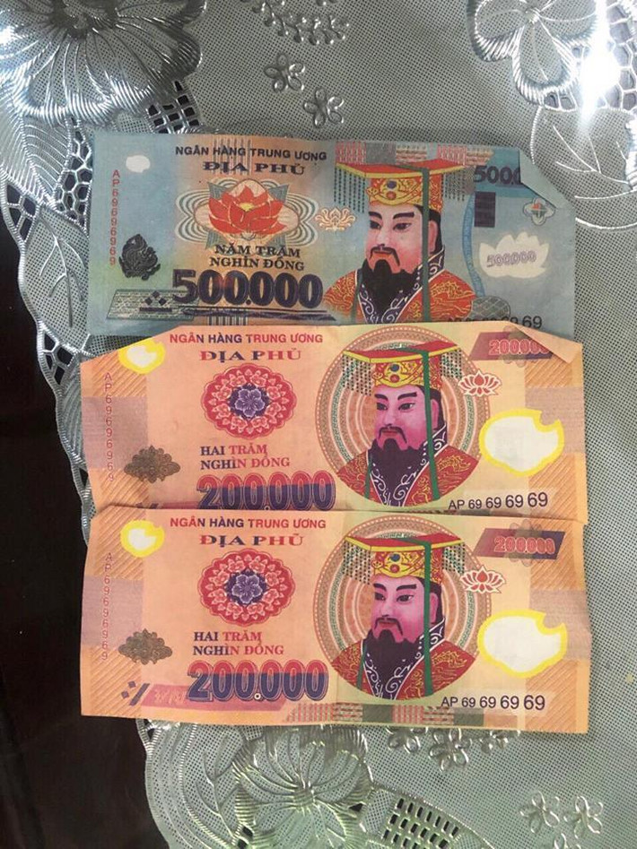 Trong một lần nói chuyện, chị P nổi nóng và đập vỡ điện thoại của Hiền. Cho rằng chị P đã lừa gạt và lợi dụng tình cảm của mình nên Hiền lên kế hoạch sát hại người yêu để trả thù. Hiền chuẩn bị một tập tiền âm phủ mệnh giá 200 nghìn rồi bọc hai đầu bằng hai tờ tiền thật. Anh ta chụp ảnh gửi cho chị P và nói sẽ cho người yêu 20 triệu để trang trải cuộc sống và hẹn chị P đến nhà nghỉ. (Ảnh minh hoạ, nguồn Internet)