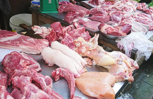 Hiền khai mình là đầu mối bán thịt lợn cho các tiểu thương. Khoảng năm 2016 anh ta quen chị P và thường xuyên đổ mối thịt cho chị này về bán lẻ ở chợ. Quá trình làm ăn, đi lại giữa hai người nảy sinh tình cảm yêu đương. Suốt thời gian làm ăn, Hiền nhiều lần cho chị P nợ tiền hàng, tổng cộng khoảng hơn 200 triệu. Đến tháng 2/2020, Hiền bí tiền nên đòi chị P thanh toán, tuy nhiên người phụ nữ này chưa trả được. Bắt đầu từ đây giữa hai người nảy sinh mâu thuẫn. (Ảnh minh hoạ, nguồn Internet)