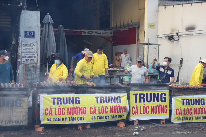 Theo quan niệm dân gian, ngày vía Thần Tài, ngoài vàng mã, hoa quả, heo quay… thì cá lóc nướng là vật phẩm cúng quan trọng để cầu tài lộc, may mắn cho cả năm. Chính vì vậy, dù kinh tế có khó khăn hay chi tiêu có thắt chặt, nhiều người vẫn sẵn sàng chi tiền để mua cá lóc nướng dâng cúng, mong một năm làm ăn phát đạt. Trên đoạn đường khoảng 500m, hàng chục tiệm cá san sát nhau, khói tỏa nghi ngút, hương thơm cá nướng lan tỏa khắp phố.
