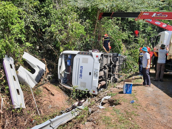 Đi họp lớp gặp tai nạn gần Phong Nha, 15 người chết: Khoảng 9h50 ngày 26/7, tại xã Tân Trạch, huyện Bố Trạch, Quảng Bình, xe khách loại 45 chỗ BKS 73B-009.25 do tài xế Hoàng Trung Toản (SN 1993, trú tại thị xã Ba Đồn) cầm lái đang đi trên đường thì bị lật nghiêng. Vụ tai nạn làm 15 người chết, 25 người bị thương. Chiếc xe khách bị lật chở đoàn cựu học sinh Trường THPT Đồng Hới, tỉnh Quảng Bình tham gia kỷ niệm 30 năm ngày ra trường, đây là lứa học sinh năm 1973.