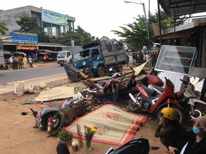 Ðến khu vực chợ 312, lái xe Bền đạp phanh nhưng phanh mất hiệu lực nên cố tình cho xe tông vào xe container và hai xe tải cùng chiều với mục đích giảm tốc độ. Tuy nhiên, hành vi này khiến hai chiếc xe tải mất phanh lao lên vỉa hè, gây tai nạn thảm khốc khiến 6 người chết, 5 người bị thương nặng.