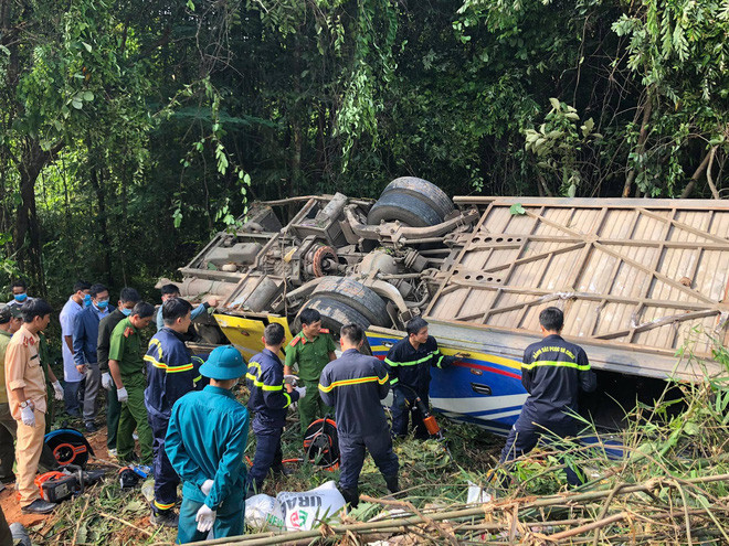 Vụ tai nạn khiến 6 người chết tại chỗ, 32 người bị thương. Nguyên nhân do lái xe thiếu kỹ năng điều khiển phương tiện, không thông thuộc địa hình dẫn đến vụ tai nạn.