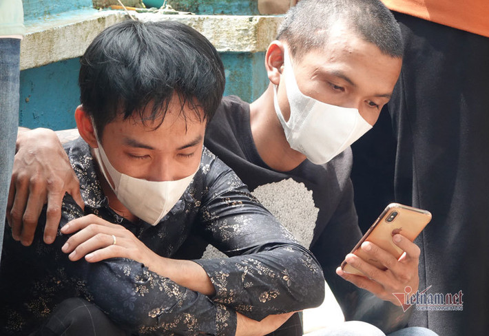 Một hang xóm chia sẻ: "Nghe tin bé mất mà tôi ko tin được, ngày thường nó cứ nô đùa với mấy đứa nhỏ trong xóm, khuôn mặt trắng trẻo, dễ thương, xung quanh ai cũng quý mến". (Ảnh: Vietnamnet)