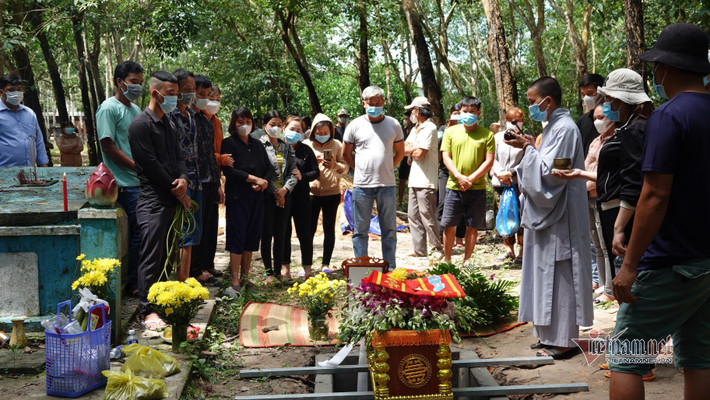 Đúng 11h 21/10, quan tài bé H. được đưa đi an táng tại mảnh đất gần nhà. Nơi đây cũng là nơi an nghỉ của tổ tiên gia đình. (Ảnh Vietnamnet)