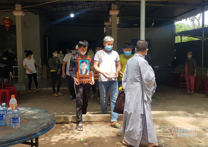 Tang lễ của bé trai phát hiện tử vong sau 5 ngày mất tích được diễn ra đơn giản tại nhà và không nhận phúng điếu. Dù đường vào nhà cháu bé khá lầy lội nhưng nhiều hàng xóm, người thân đã đến chia buồn cùng gia đình. (Ảnh Vietnamnet)