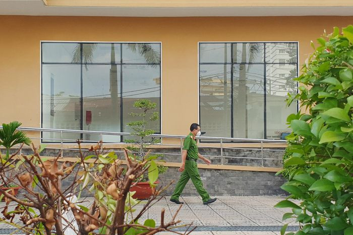 Người đàn ông rơi từ tầng cao chung cư ở TP.HCM: Khoảng 11h30 ngày 21/10, người dân sống tại chung cư IDICO phường Hòa Thạnh (quận Tân Phú), nghe tiếng động mạnh. Thi thể một người đàn ông rơi từ tầng cao xuống khu vực giếng trời chung cư được phát hiện ngay sau đó. Theo nhân chứng, họ thấy người đàn ông đi vào chung cư rồi lên tầng 19. Nạn nhân không phải là cư dân tại đây.