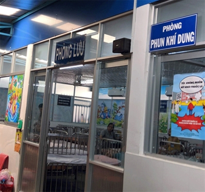 Lúc này, bé L. xuống ngay nhưng mẹ em lại phản đối. Nữ điều dưỡng đã giải thích quy định và nói gia đình đưa bé ra ghế ngồi chờ lượt phun khí dung. Bất ngờ, cha bé L. xông tới đánh vào mặt nữ điều dưỡng H. khiến chị bị chấn thương vùng hàm mặt, gãy xương hàm.