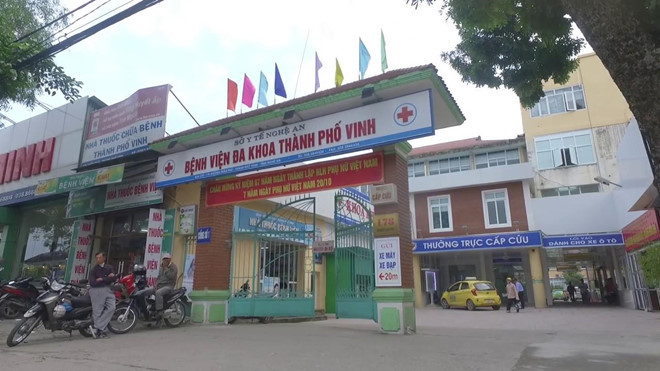 Cho rằng không biết khám bệnh, người nhà bệnh nhân đánh bác sĩ: Tối 15/4, một bệnh nhi 5 tuổi vào khám tại Bênh viện đa khoa (BVĐK) thành phố Vinh, Nghệ An vì đau bụng, sau khi bác sĩ khám và siêu âm, mọi thứ đều bình thường. Khi bác sĩ đề nghị cho bé nằm theo dõi, người nhà cháu bé đã có lời qua tiếng lại với bác sĩ và họ đã xông vào đánh đập và chửi bới bác sĩ.