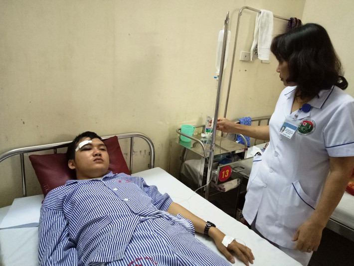 Lúc này, thực tập sinh Trần Nhật Giáp (sinh năm 1994, sinh viên năm 6, Đại học Y khoa Vinh) vào can ngăn liền bị người này đấm liên tiếp vào mặt và vùng đầu, khiến người này bị chấn thương sọ não. Các vụ việc bác sĩ, nhân viên y tế bị hành hung diễn ra ngày một nhiều, dư luận và bản thân các bác sĩ không khỏi lo ngại về công tác an ninh tại bệnh viện. Nhiều ý kiến cho rằng bệnh viện cần có biện pháp thiết thực hơn nữa để bảo vệ các bác sĩ. Xem thêm video: Bố xót con tấn công bác sĩ Bệnh viện Nhi. Nguồn: VTC 14.