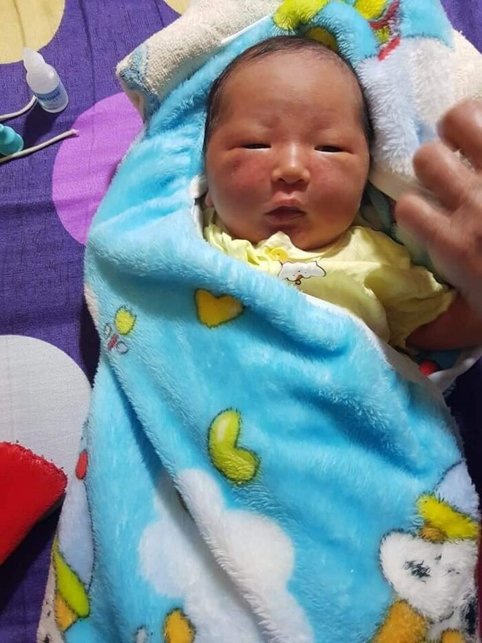 2. Bé gái sơ sinh bị bỏ rơi trong đêm ở cánh đồng: Chiều 25/10, UBND thị trấn Lộc Hà, huyện Lộc Hà, Hà Tĩnh cho biết, đang phát thông báo tìm mẹ, hoặc người thân cháu bé bị bỏ rơi tại cánh đồng trên địa bàn xã. Trước đó, khoảng 3h ngày 22/10, anh Nguyễn Thái Học (trú thị trấn Lộc Hà) đi ra cánh đồng gần nhà, bất ngờ phát hiện bên bờ ruộng có một chiếc chăn nhung. Tiến lại gần, anh Học hoảng hốt phát hiện 1 đứa trẻ sơ sinh cháu bé tình trạng sức khỏe yếu, toàn thân đã lạnh tím tái.