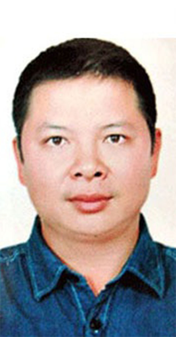 Sa Văn Cầu, SN 1974, nhà ở bản La Ngà 1, xã Mường Sang, huyện Mộc Châu, tỉnh Sơn La. Mới lớn lên, Cầu đã theo đàn anh đi buôn bán ma túy và nhanh chóng khẳng định được tên tuổi trong giới "xã hội đen". Cầu thay tên đổi họ và trở thành một doanh nhân có tiếng về buôn bán, khai thác quặng. Tuy nhiên, việc làm ăn này vẫn chỉ là cái vỏ bọc. Hầu hết số tiền mà Cầu kiếm được đều nhờ buôn bán ma túy.