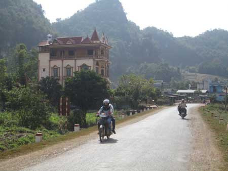 Sa Văn Cầu đi lại bằng xế hộp có khả năng chống đạn, trên xe trang bị nhiều vũ khí và có nhiều "đệ tử" được trang bị súng tiểu liên, lựu đạn đi sau bảo vệ. Vì vậy, việc xác định chỗ ở và bắt giữ hắn là cực kỳ khó khăn. Đường dây này chủ yếu vận chuyển heroin ra nước ngoài qua các đường mòn ở Lạng Sơn và tiêu thụ ma túy tổng hợp ở Bắc Ninh, Bắc Giang. (Ngôi nhà của ông trùm Sa Văn Cầu).