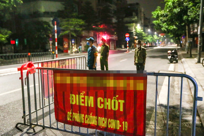 Thêm hàng trăm cây số nữa thì tổ công tác lên đến cửa khẩu Đăk Peur, một vùng rừng núi giáp biên giới. Lại phối hợp với Công an huyện Đăk Mil rà soát, xác minh…, phát hiện đối tượng Mười đã từng đi theo một xe taxi lên khu vực cửa khẩu, sau đó y đi bộ lang thang, nhưng đến chỗ nào cũng thấy các trạm kiểm dịch của bộ đội biên phòng. Có lẽ sợ bị bắt, y lại lên một chiếc xe tải đi nhờ về TP Buôn Ma Thuột, tỉnh Đăk Lăk. (Ảnh minh họa, nguôn internet)