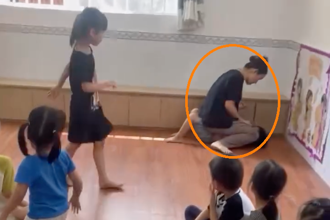 Cô giáo mầm non nói lý do ngồi lên người, nhét thức ăn vào miệng bé trai: Chiều 24/4, UBND phường Linh Đông vừa có báo cáo về sự việc bạo hành trẻ tại lớp mẫu giáo Tí Bo (địa chỉ 149 đường Linh Đông, phường Linh Đông). Theo trình bày của bà L.T.B.N., chủ lớp mẫu giáo này, trưa ngày 11/4 bé C. không chịu ăn, khóc, bịt miệng nên bà ngồi đè lên người, ép cháu ăn quýt làm bé hoảng sợ, khóc nhiều. Còn bé H. nghịch làm hư đồ chơi nên bà N. dùng viên gạch nhựa màu đỏ đánh vào đầu, dùng tay tát... UBND phường Linh Đông đã đình chỉ hoạt động của lớp mẫu giáo Tí Bo từ ngày 25/4.