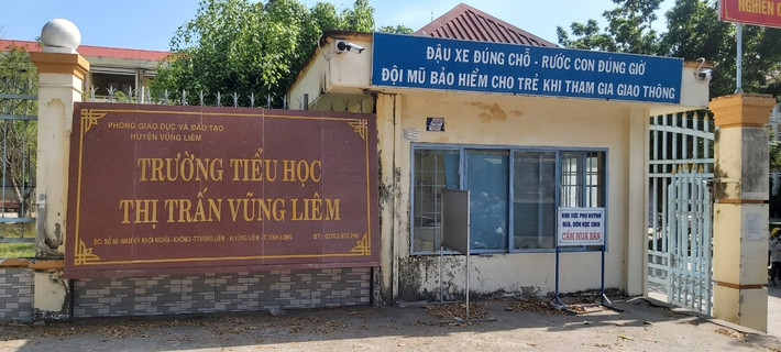 Cô giáo dùng thước đánh học sinh bầm tím: Ngày 26/12/2023, Phòng GD&ĐT huyện Vũng Liêm (tỉnh Vĩnh Long) đã làm tờ trình gửi UBND huyện đề nghị xử lý kỷ luật một nữ giáo viên của Trường tiểu học Thị trấn Vũng Liêm vì vi phạm đạo đức nhà giáo. Trước đó, ngày 7/12, trong giờ làm bài tập toán của lớp 5/4, cô P.T.L. gọi nam sinh N.X.H. lên bảng làm bài tập. Sau khi cô L. hướng dẫn cách làm bài, nam sinh H. vẫn không làm được. Trong lúc nóng giận, cô L. đã dùng thước đánh vào mông H. và tiếp tục hướng dẫn lại nhưng em H. vẫn làm sai. Cô L. tiếp tục đánh thêm một roi nữa.