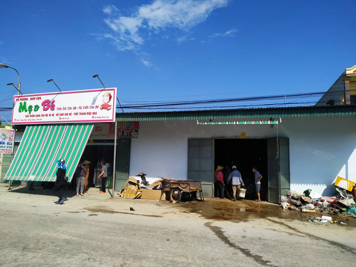 Cưa đầu đạn, 1 người tử vong: Chiều 22/3/2022, anh Mai Đình Sơn (41 tuổi, ngụ tại thôn 1, xã Quảng Nhân, huyện Quảng Xương, Thanh Hóa) sử dụng cưa tay cưa đầu đạn (chưa rõ kích cỡ) để bán sắt vụn. Gia đình anh Sơn chuyên thu mua và buôn bán sắt vụn. Khi đang cưa thì đầu đạn phát nổ khiến 1 chân và 1 bàn tay của anh Sơn bị phá nát. Trên người bị găm nhiều mảnh đạn. Sau khi xảy ra vụ việc, người thân và người dân đưa anh Sơn đến bệnh viện cấp cứu, nhưng do vết thương quá nặng nên đến hơn 16h cùng ngày thì nạn nhân tử vong.