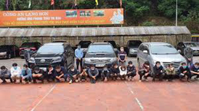 7. Phát hiện 20 người nước ngoài nhập cảnh trái phép: Rạng sáng 26/10, trong lúc tuần tra, kiểm soát trên cao tốc Hà Nội - Hải Phòng, CSGT phát hiện 20 người nước ngoài nhập cảnh trái phép. Theo đó, những người này được vận chuyển trên 3 xe ô tô. Hiện, đội 2 đang lập biên bản vụ việc và đưa 20 người quốc tịch nước ngoài và 3 tài xế về Công an tỉnh Lạng Sơn để tiếp tục điều tra, làm rõ.