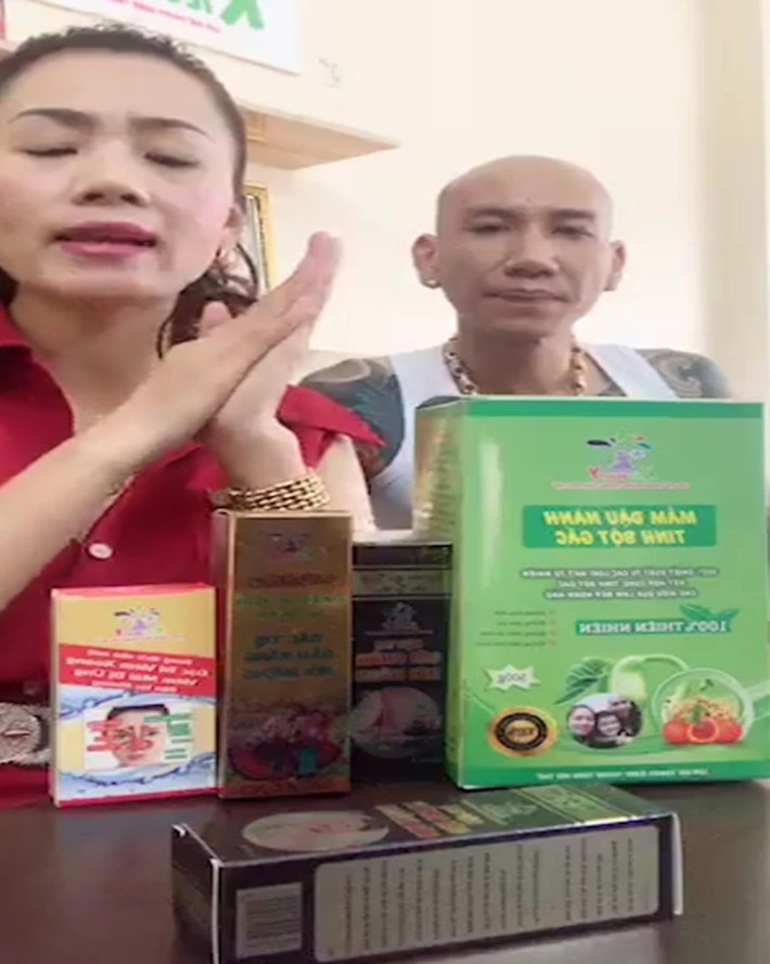 Được biết, Phú Lê không chỉ nổi danh với vẻ ngoài bặm trợn chi chít hình xăm, đeo trang sức vàng hình quạ mà vợ chồng Phú Lê còn dính đến nhiều lùm xùm về việc quảng cáo thực phẩm chức năng, livestream bán hàng online.
