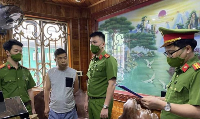 Mới đây, Cơ quan CSĐT Công an tỉnh Tuyên Quang đã ra quyết định khởi tố vụ án hình sự, khởi tố bị can và Lệnh cấm đi khỏi nơi cư trú đối với Nguyễn Xuân Tùng (SN 1970, cư trú tại tổ 13, phường Phan Thiết, thành phố Tuyên Quang) để điều tra về hành vi cho vay lãi nặng trong giao dịch dân sự, quy định tại Điều 201 BLHS. Sau sự kiện này nhiều người mới vỡ lẽ, những hoạt động kinh doanh khác của Tùng "vâu"chỉ là vỏ bọc cho hoạt động cho vai lãi nặng. Nguồn tiền mà đại gia này có được cũng từ nguồn hoạt động phi pháp này.