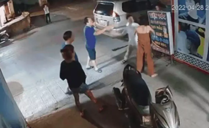  Tạm đình chỉ Phó trưởng Công an phường đến nhà đánh phụ nữ ở Cao Bằng: Ngày 3/5, một Phó Trưởng công an phường ở TP Cao Bằng bị tạm đình chỉ công việc để xác minh về hành vi tấn công một phụ nữ tại tiệm tóc. Trong đoạn clip, vị này đã dùng tay tát nhiều cái vào vùng mặt một phụ nữ gây bức xúc dư luận. 