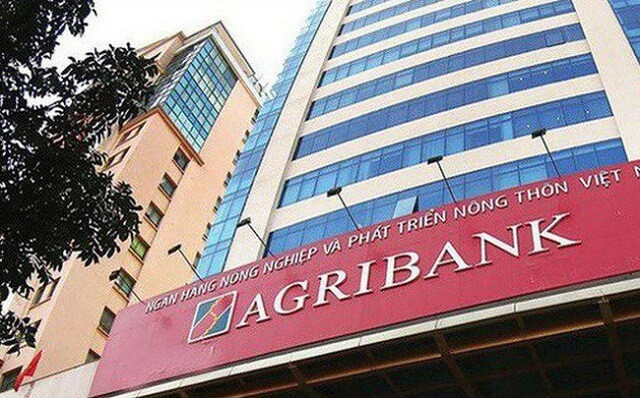 Tháng 1/2020, do cần tiền tiêu xài, Mai nảy sinh ý định thế chấp sổ tiết kiệm của chị Thủy để vay tiền. Mai lừa chị Thủy đến Ngân hàng Nông nghiệp và Phát triển nông thôn chi nhánh đường Lạc Long Quân, quận Tây Hồ, TP Hà Nội để thẩm định hồ sơ bảo hiểm nhân thọ, nhưng kỳ thực là thế chấp sổ tiết kiệm để vay tiền.(Ảnh minh họa)