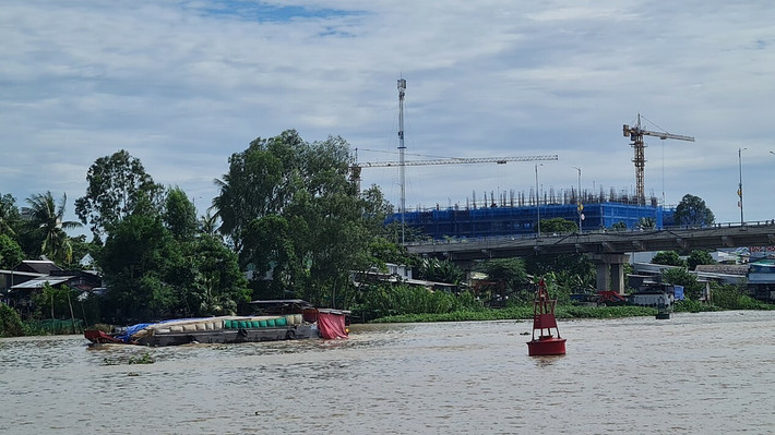 Nhân điều khiển xe máy, bà Châm ngồi sau ôm thi thể. Khi chở đến giữa cầu Bến Tre thì dừng xe, khiêng bao tải ném xuống sông. Trong đêm đen kịt, không ai phát giác ra tội của hai mẹ con. Đến sáng 5/6/2009, ông Hoàng hỏi vợ thi thể cô gái đâu thì bà Châm nói, vứt xuống sông rồi. Lúc này, ông Hoàng cầm 300.000 đồng ra đưa cho con trai và nói: "Tội của mày là chết rồi, mày trốn đi đâu cho mất hình, lên biên giới cũng được, nếu bị bắt mày đừng khai ra cha, mẹ mày là ai. Có gì không ai nuôi em mày”. Trong quá trình làm việc, Nhân đã khai toàn bộ tội ác của mình. Theo đó, Nhân và chị Ngân quen, yêu nhau rồi thuê phòng trọ sống chung như vợ chồng từ tháng 4/2009 trên địa bàn TP Bến Tre. Hàng ngày, Nhân đi làm thuê còn chị Ngân làm tiếp viên nhà hàng. (Ảnh minh họa, nguồn internet)