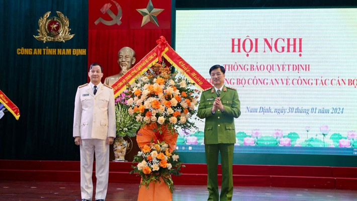 Tại buổi lễ, lãnh đạo Cục Tổ chức cán bộ, Bộ Công an đã thông báo Quyết định của Bộ trưởng Công an về việc điều động, bổ nhiệm Đại tá Trần Minh Tiến, Giám đốc Công an tỉnh Nam Định đến nhận công tác và giữ chức vụ Chánh Văn phòng Cơ quan Cảnh sát Điều tra, Bộ Công an. Ảnh: Thượng tướng Nguyễn Duy Ngọc, Thứ trưởng Công an tặng hoa chúc mừng Đại tá Trần Minh Tiến nhận nhiệm vụ mới.
