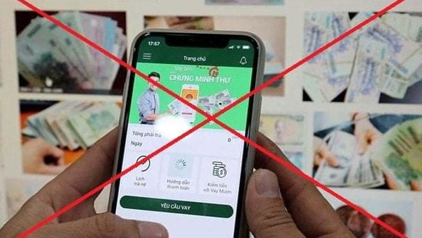 Lừa đảo vay tiền qua app tín dụng đen: Lợi dụng ưu điểm nhanh gọn, thuận tiện của hình thức vay online, các đối tượng lừa đảo vay tiêu dùng ngày càng có nhiều thủ đoạn tinh vi đánh vào tâm lý nhẹ dạ cả tin, thiếu thông tin của người dân. Các app "tín dụng đen” đa phần đều được quảng cáo là lãi suất thấp, giải ngân nhanh, thậm chí có nơi còn cho vay ưu đãi 0% hoặc thủ tục vay không cần tài sản thế chấp. Tuy nhiên, thực tế đây là hình thức vay nhanh thanh toán ngắn trong vòng 7 đến 10 ngày với lãi suất rất cao. Các đối tượng thường dùng mạng xã hội Zalo hoặc Facebook nhắn tin điều hành giao dịch việc cho vay và thu hồi nợ; thẩm duyệt hồ sơ khách hàng bằng cách yêu cầu cung cấp thông tin cá nhân. Để thuận tiện cho việc đòi nợ, các ứng dụng yêu cầu người vay nợ cho phép truy cập vào danh bạ điện thoại, tài khoản mạng xã hội, chụp ảnh nhận diện, ảnh chứng minh nhân dân hoặc căn cước công dân.