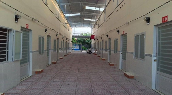 Từ tờ giấy phô tô chứng minh nhân dân mang tên Vũ Kim Trọng, công an xác minh Trọng có quan hệ chơi bời với Vũ Kim Mạnh (1990); Nguyễn Quang Tùng (1987); Phạm Văn Thái (1990); Lê Đăng Nên (1995) đều ở thôn Hòa Loan (xã Nhân Quyền, huyện Bình Giang). Nên khai, cách đây một tháng, Nên cùng với Mạnh, Trọng thuê trọ tại thị xã Chí Linh (Hải Dương) để đi đánh bạc. Nên cũng xác định chiếc áo trên là của Vũ Kim Mạnh. Công an đã bắt giữ được Vũ Kim Mạnh tại thị xã Chí Linh vào chiều 23/1/2014. (Ảnh minh họa, nguồn internet)