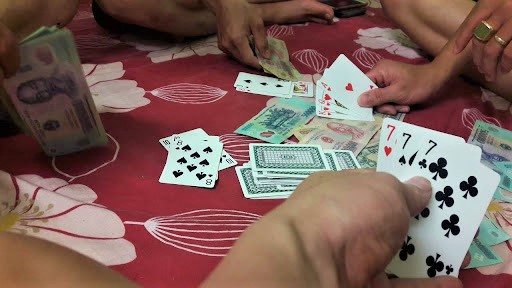 Quá trình đấu tranh, Mạnh thừa nhận đã cùng với Phạm Văn Thái gây ra vụ án trên. Thái bị bắt khi đang lẩn trốn trên địa bàn thị xã Chí Linh. Theo lời khai của Mạnh và Thái, chúng đều là những con bạc chuyên nghiệp. Trước đó, Mạnh và Thái sang huyện Đông Triều đánh bạc bị thua nên vô cùng quẫn bách. Trưa 20/1/2014, Thái bàn với Mạnh về nhà nghỉ Thành Công giết bà chủ lấy tiền tiêu xài và trả nợ thua bạc. Theo lời Thái, chúng chọn nhà nghỉ Thành Công vì biết bà Minh thường ở nhà một mình. (Ảnh minh họa, nguồn internet)