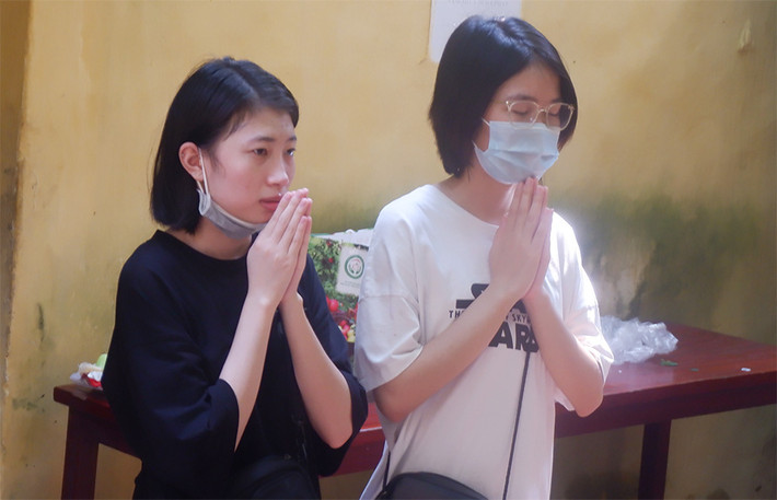 Hoặc có đeo nhưng khi lễ lại bỏ ra. Nhiều người cho rằng khi lễ mà đeo khẩu trang là bất kính.