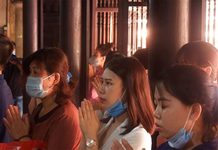 Rất nhiều người đã bất chấp diễn biến phức tạp của COVID-19 đã không đeo khẩu trang hoặc bỏ khẩu trang ra khỏi miệng mình mà không thấy ai nhắc nhở.