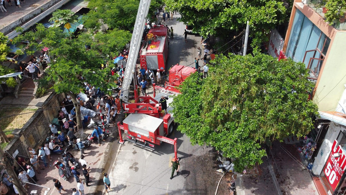Sau khi tiếp nhận tin báo, lực lượng phòng cháy chữa cháy và cứu nạn cứu hộ Công an tỉnh điều 7 xe chữa cháy các loại và trên 300 cán bộ, chiến sĩ tham gia chữa cháy. (Ảnh: Công an tỉnh Hà Nam)