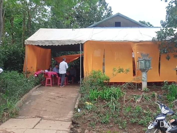 Bị đòi nợ 100 nghìn đồng, con nợ đoạt mạng chủ nợ: Sau khi xô xát với bạn vì 100.000 đồng tiền nợ, Trần Minh Tý (28 tuổi, trú tại xã Hướng Tân, huyện Hướng Hóa, Quảng Trị) đã dùng kéo thủ sẵn đâm chết chủ nợ là Trần Văn Tâm (cùng trú tại địa phương). Hôm nay, Công an huyện Hướng Hóa cho biết đang điều tra làm rõ một vụ án mạng xảy ra trên địa bàn.