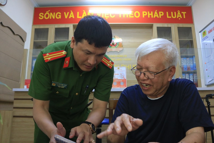 "Quan trọng là việc thực hiện công việc phải khoa học, bài bản và quyết tâm phải cao thì mới đạt được hiệu quả. Bên cạnh đó, việc động viên, phân công cán bộ, chiến sĩ phục vụ nhân dân với cường độ tối đa..." - Trung tá Nguyễn Anh Tuấn chia sẻ và cho biết, bất kỳ người dân nào đến đều được đơn vị hỗ trợ, giúp đỡ. Có những hôm người dân đến lúc 12h đêm, hay vào lúc sáng sớm cán bộ công an phường vẫn sẵn sàng phục vụ...