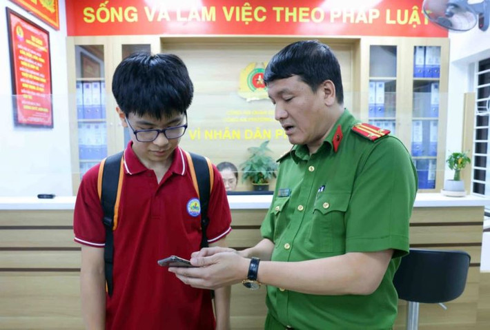 Không chỉ chú trọng công tác đảm bảo an ninh trật tự, Trung tá Nguyễn Anh Tuấn còn triển khai "bộ phận một cửa" tại phòng trực ban đơn vị. Đây là mô hình đã được thực hiện ở phường Láng Thượng năm 2021 và có thể nói là một trong những đơn vị triển khai đầu tiên ở TP Hà Nội cũng như trên toàn quốc nhằm giải quyết các thủ tục hành chính cho người dân. (Ảnh TTXVN)