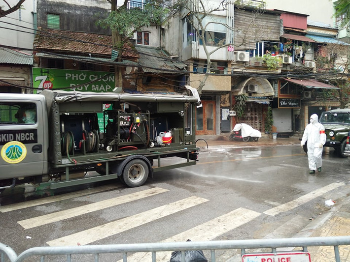 UBND thành phố Hà Nội đã chỉ đạo tiến hành ngay việc xử lý, phun khử trùng triệt để môi trường tại nhà bệnh nhân, các hộ liền kề xung quanh; phương tiện chuyên chở bệnh nhân và các cơ quan, khu vực có liên quan khác (nếu có) theo đúng quy định tại Hướng dẫn tạm thời giám sát và phòng, chống bệnh COVID-19, ban hành kèm theo Quyết định số 343/QĐ-BYT ngày 7/2/2020 của Bộ Y tế.