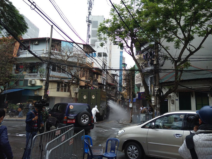 Bệnh nhân về nhà bằng xe riêng của gia đình, trong quá trình đi về và ở nhà đã chủ động đeo khẩu trang và hạn chế tiếp xúc với người xung quanh. Ngày 3/3/2020, bệnh nhân có biểu hiện sốt, đau mỏi người, ngày 4/3/2020 sốt tăng lên và đến khám bệnh tại Bệnh viện Bệnh nhiệt đới Trung ương cơ sở Kim Chung.